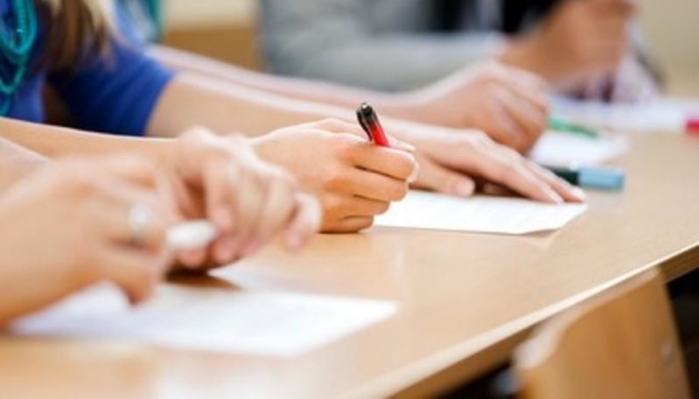 Студент пишет отчет по практике