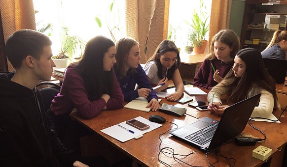 Студенты на учебной практике