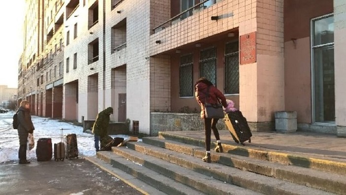 Иногородние студенты уезжают из-за коронавируса домой